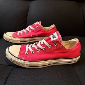 Hot Pink Converse All-Star Low Top sneakers shoes Women’s size 10 Mens Size 8
